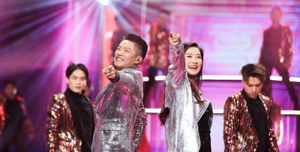 星光大道 李玉刚 音乐人生_李玉刚谁捧红的_星光大道 草根歌手 成名之路