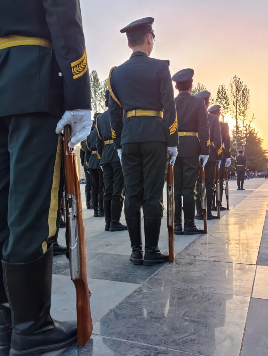 西京学院升国旗仪式感恩文化_感恩文化专题_感恩父母老师中华美德