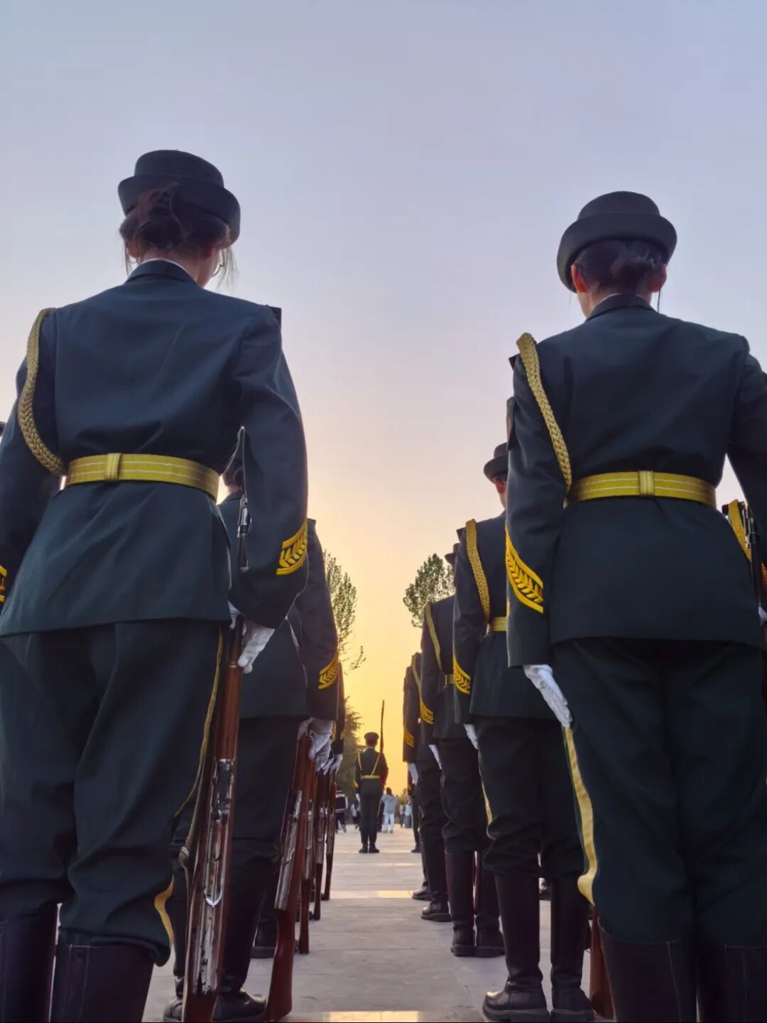 感恩父母老师中华美德_感恩文化专题_西京学院升国旗仪式感恩文化