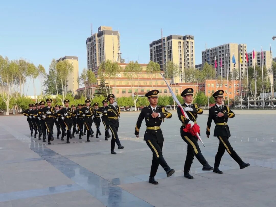 感恩父母老师中华美德_感恩文化专题_西京学院升国旗仪式感恩文化