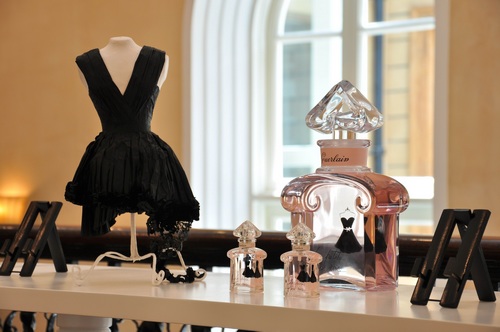 法国娇兰小黑裙香水发布_娇兰小黑裙淡香型亚洲女人_香奈儿小黑裙的设计