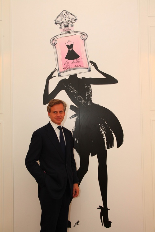 娇兰小黑裙淡香型亚洲女人_香奈儿小黑裙的设计_法国娇兰小黑裙香水发布