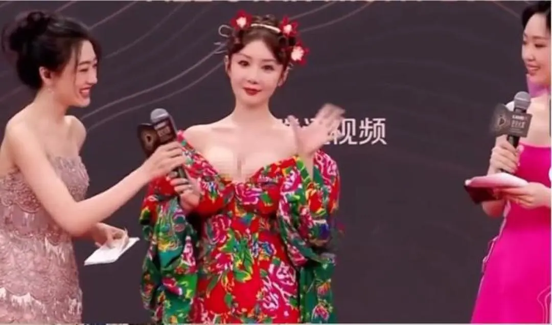 童瑶着1985年香奈儿小黑裙闪耀星光大赏，引领复古时尚潮流