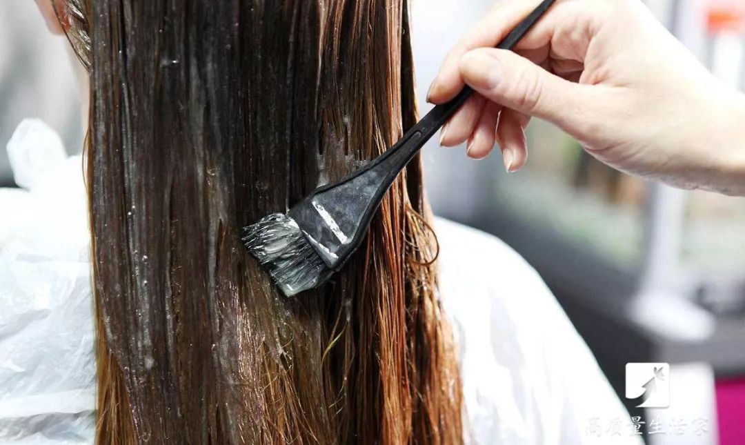 染发过敏测试方法_染发前注意事项_买染发剂需要注意什么