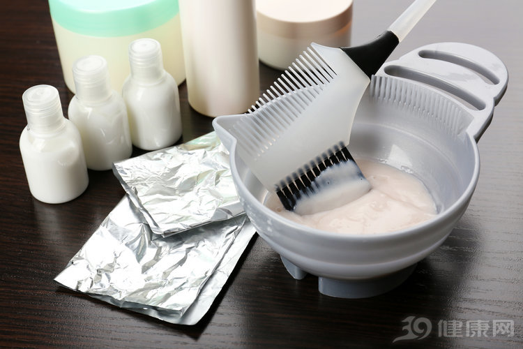 频繁染发危害_买染发剂需要注意什么_染发致癌风险