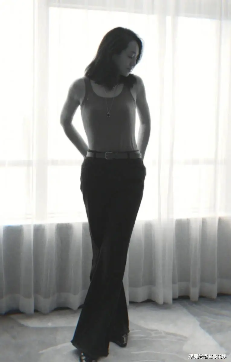 朱丹黑白写真_朱丹简约时尚装扮_朱丹性感视频