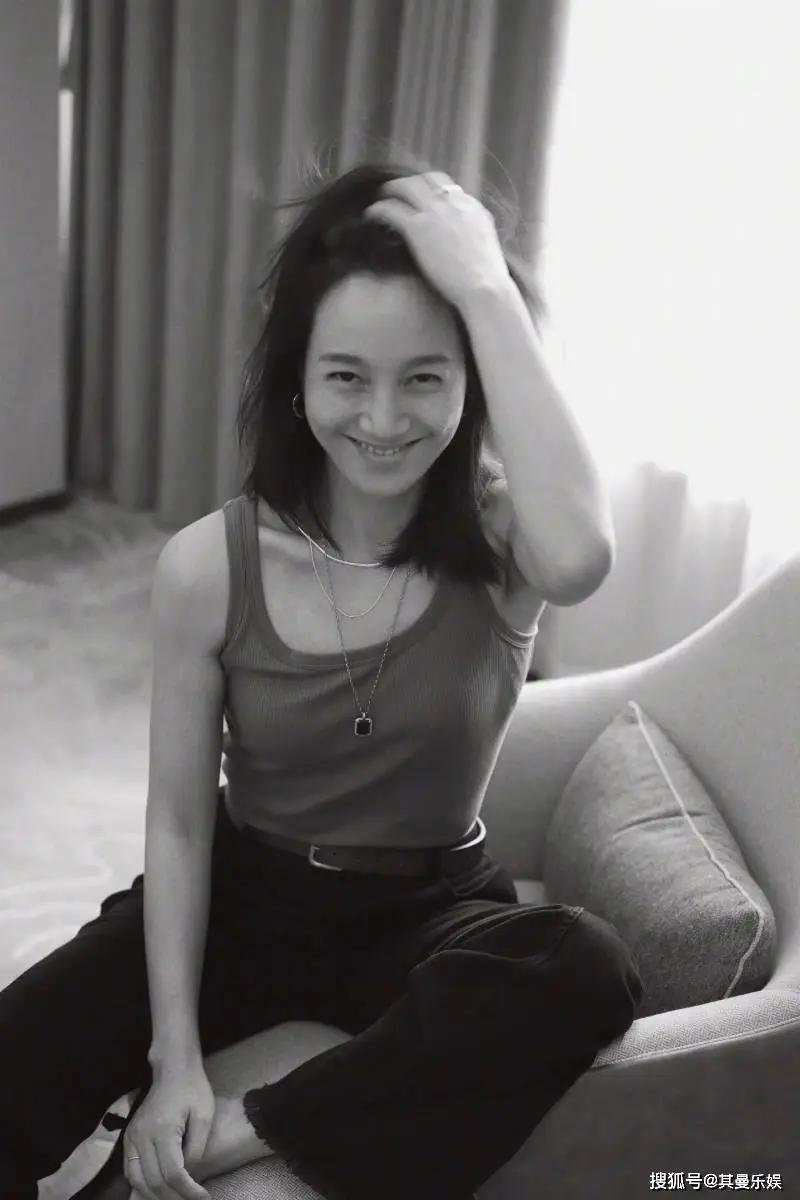 朱丹黑白写真_朱丹性感视频_朱丹简约时尚装扮