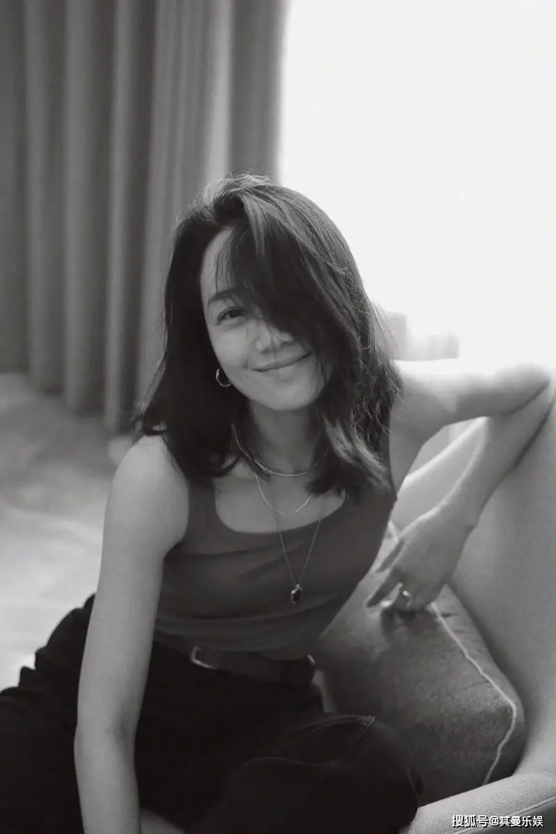 朱丹简约时尚装扮_朱丹性感视频_朱丹黑白写真