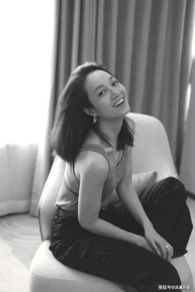 朱丹简约时尚装扮_朱丹黑白写真_朱丹性感视频
