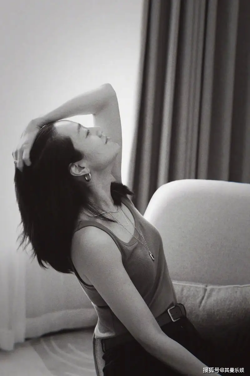 朱丹性感视频_朱丹简约时尚装扮_朱丹黑白写真