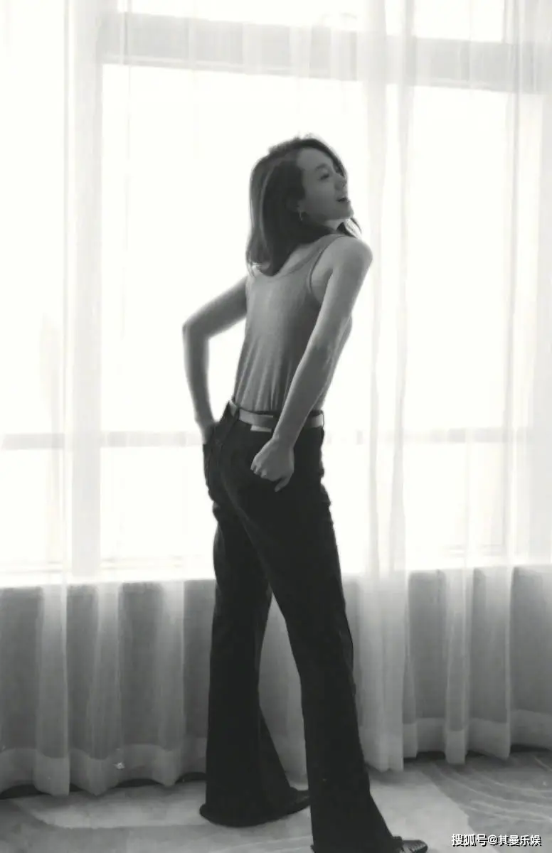 朱丹性感视频_朱丹黑白写真_朱丹简约时尚装扮