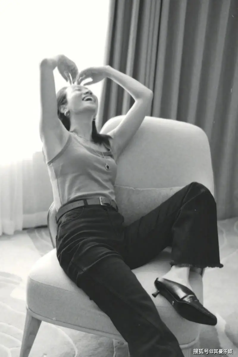 朱丹性感视频_朱丹简约时尚装扮_朱丹黑白写真