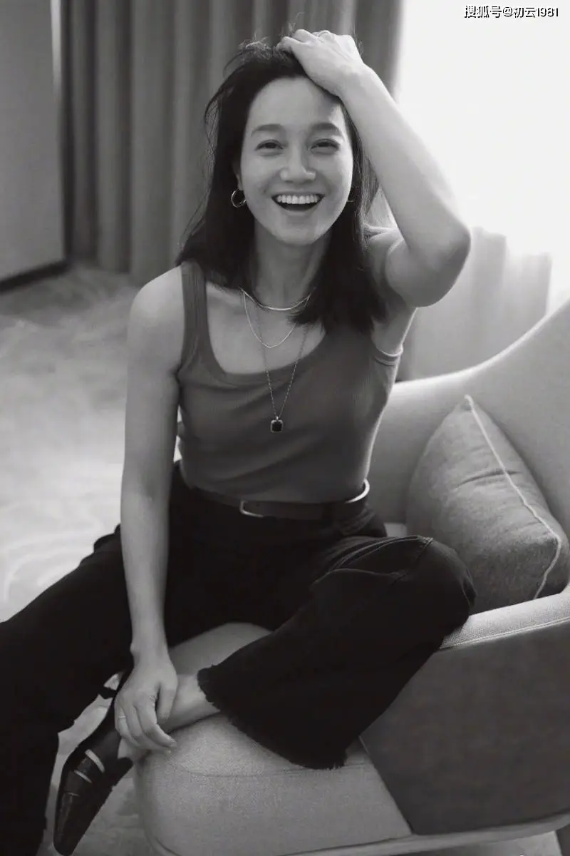 朱丹背心束腰牛仔裤造型_朱丹黑白写真_朱丹性感视频