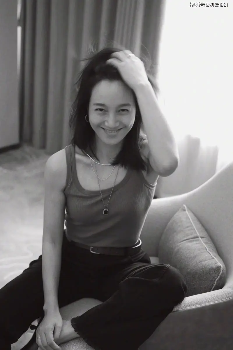 朱丹背心束腰牛仔裤造型_朱丹性感视频_朱丹黑白写真