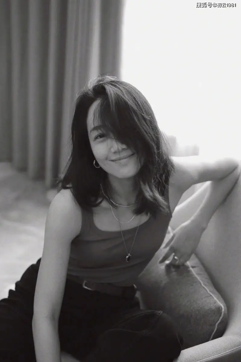 朱丹黑白写真_朱丹背心束腰牛仔裤造型_朱丹性感视频