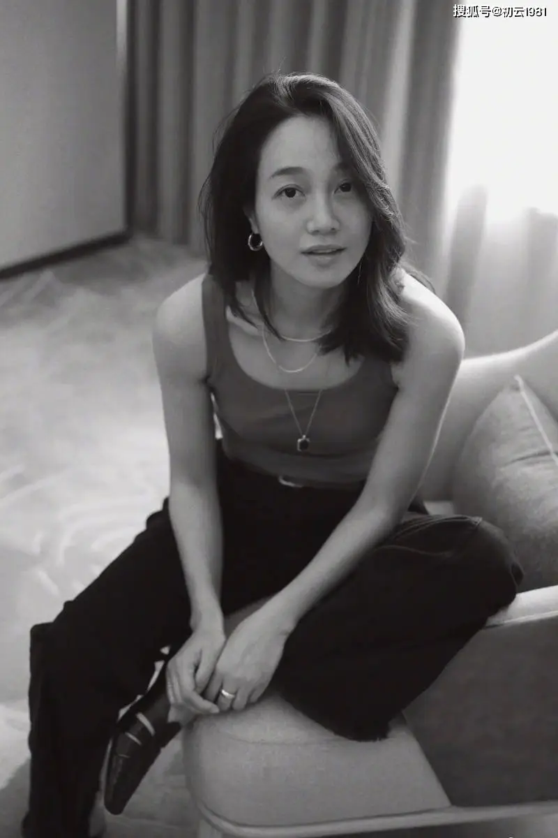 朱丹黑白写真_朱丹背心束腰牛仔裤造型_朱丹性感视频