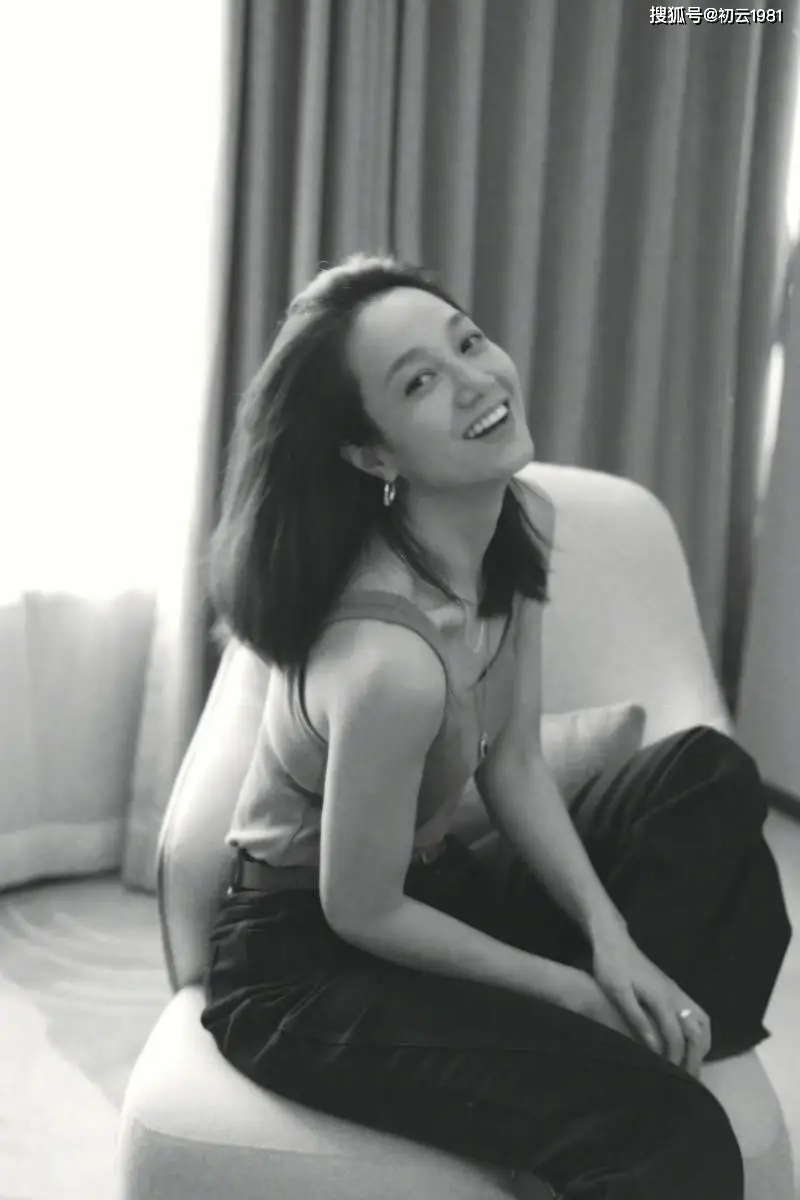 朱丹黑白写真_朱丹性感视频_朱丹背心束腰牛仔裤造型