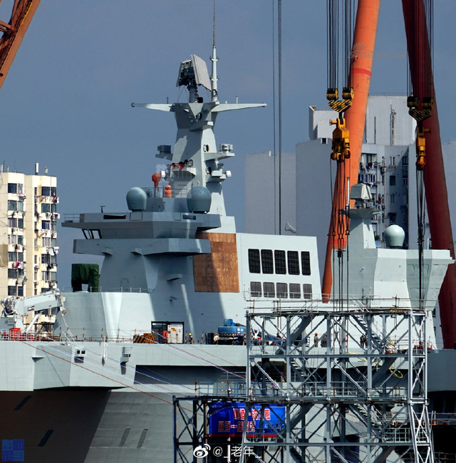 中国首艘075两栖攻击舰_075两栖攻击舰下水仪式_中国两栖攻击舰图片