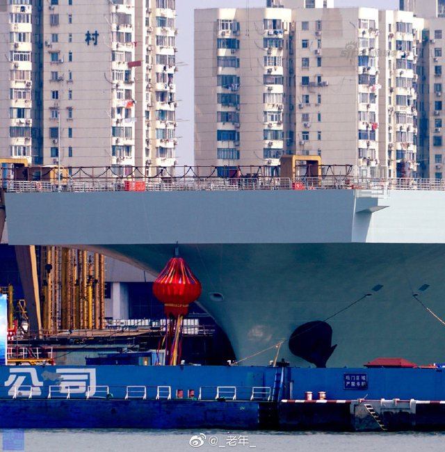 中国首艘075两栖攻击舰_中国两栖攻击舰图片_075两栖攻击舰下水仪式