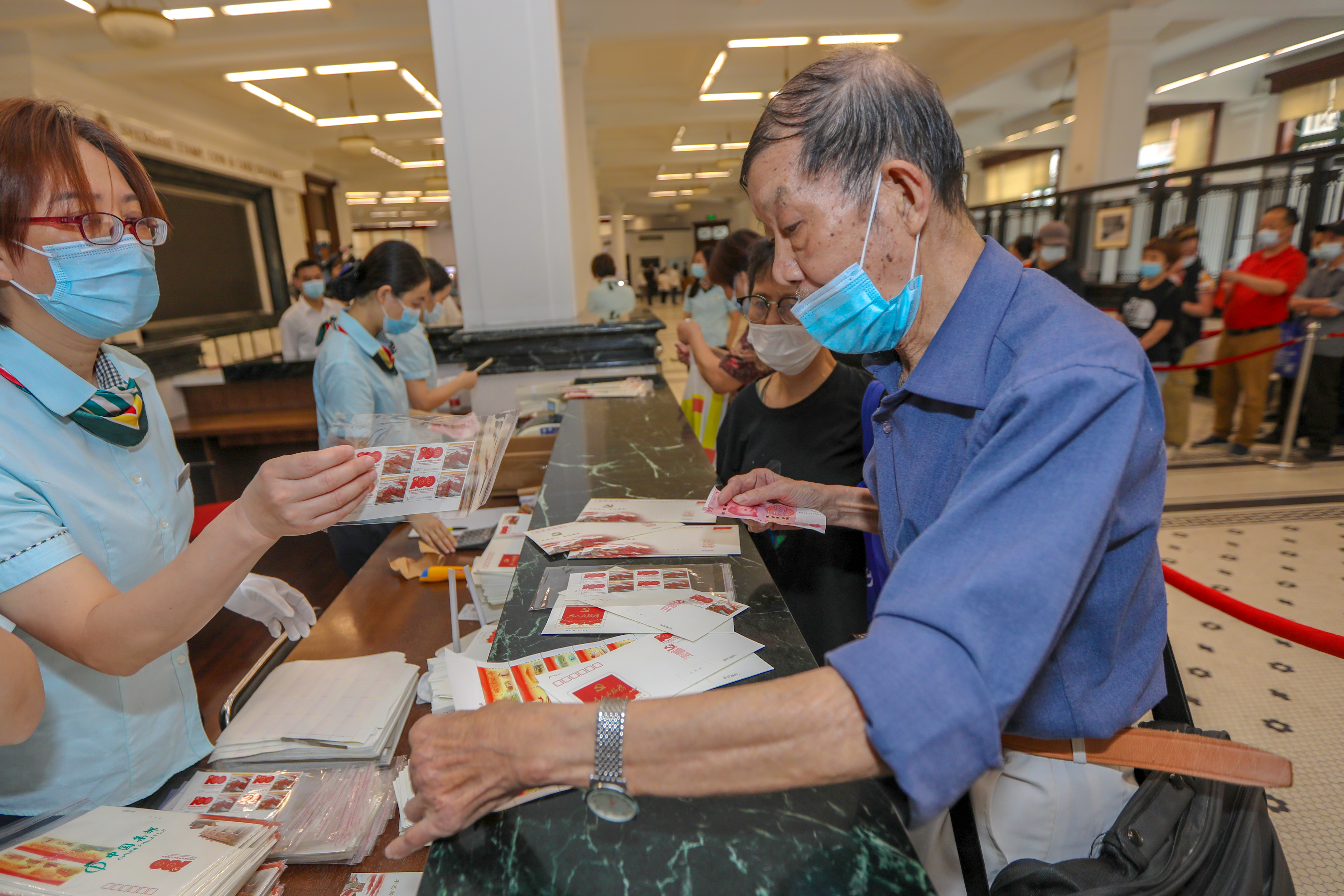 市民购买《中国共产党成立100周年》邮品