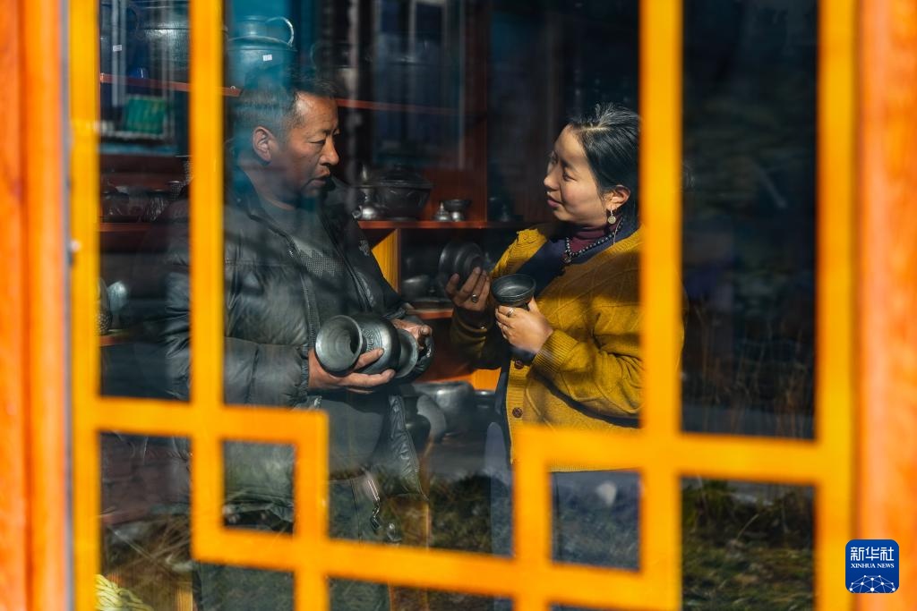 达瓦卓玛结婚照_达瓦卓玛钦乐工坊 四川甘孜藏族自治州德格县麦宿镇 唐卡绘画编织土陶木雕