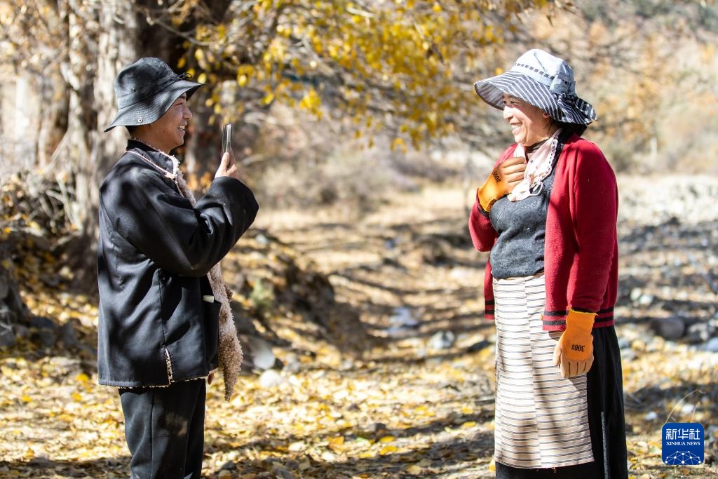 达瓦卓玛结婚照_达瓦卓玛钦乐工坊 四川甘孜藏族自治州德格县麦宿镇 唐卡绘画编织土陶木雕