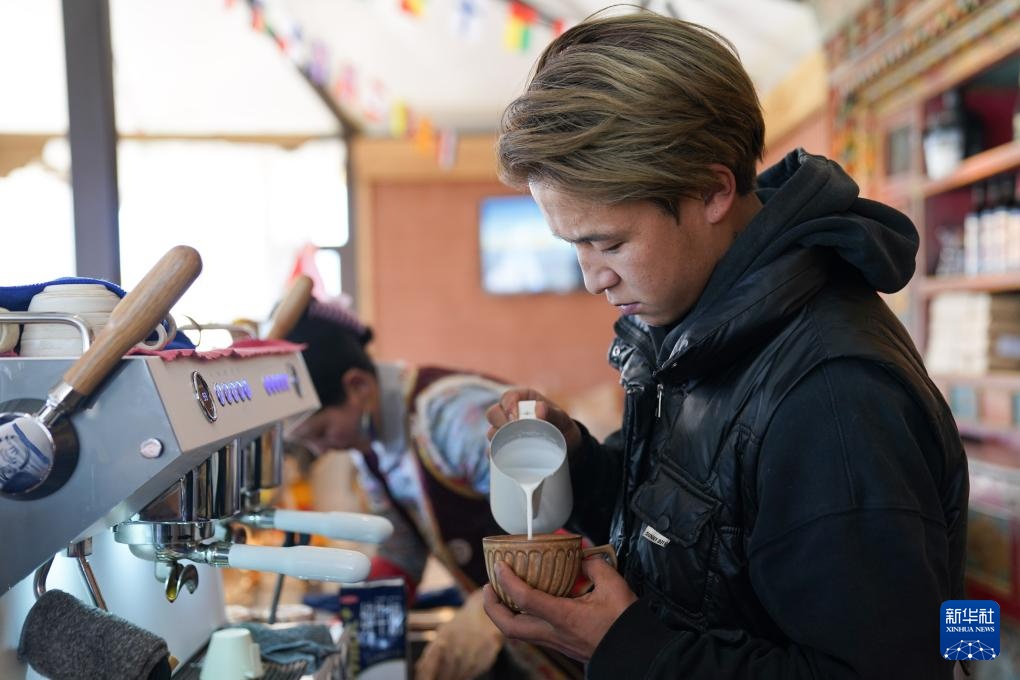 达瓦卓玛结婚照_达瓦卓玛钦乐工坊 四川甘孜藏族自治州德格县麦宿镇 唐卡绘画编织土陶木雕
