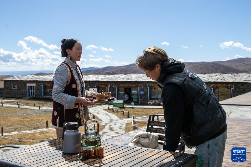 达瓦卓玛结婚照_达瓦卓玛钦乐工坊 四川甘孜藏族自治州德格县麦宿镇 唐卡绘画编织土陶木雕