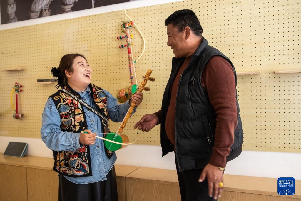 达瓦卓玛结婚照_达瓦卓玛钦乐工坊 四川甘孜藏族自治州德格县麦宿镇 唐卡绘画编织土陶木雕