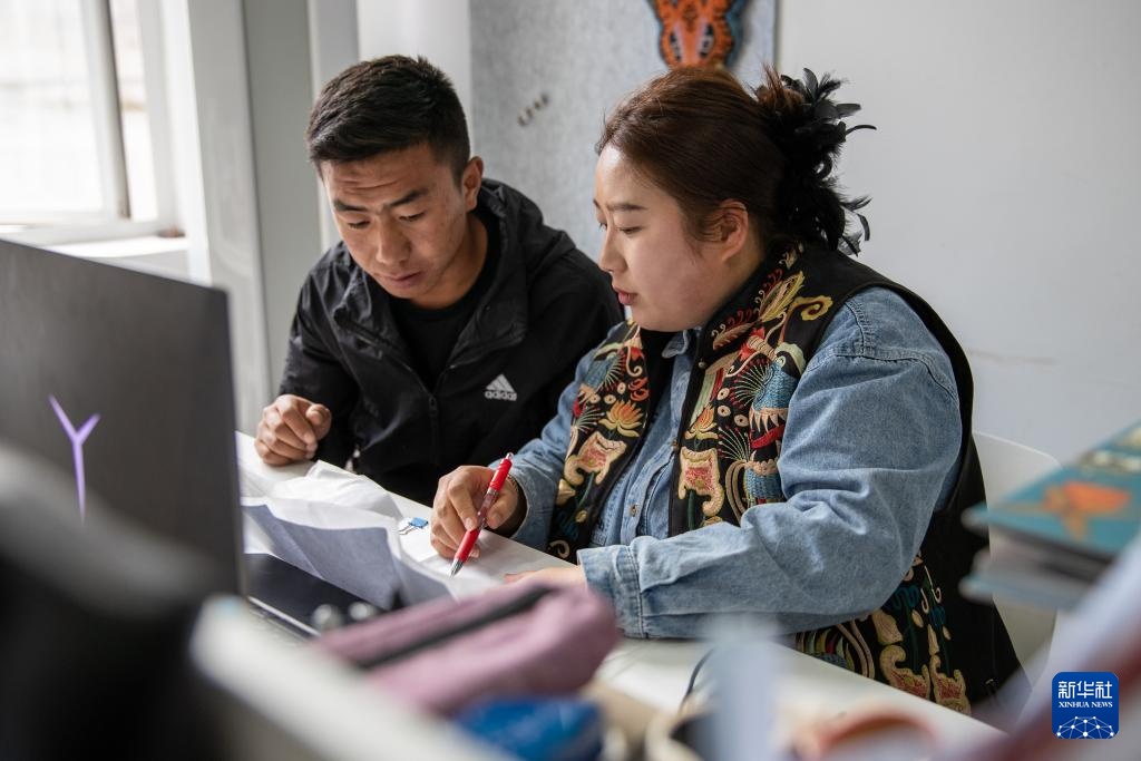 达瓦卓玛钦乐工坊 四川甘孜藏族自治州德格县麦宿镇 唐卡绘画编织土陶木雕_达瓦卓玛结婚照