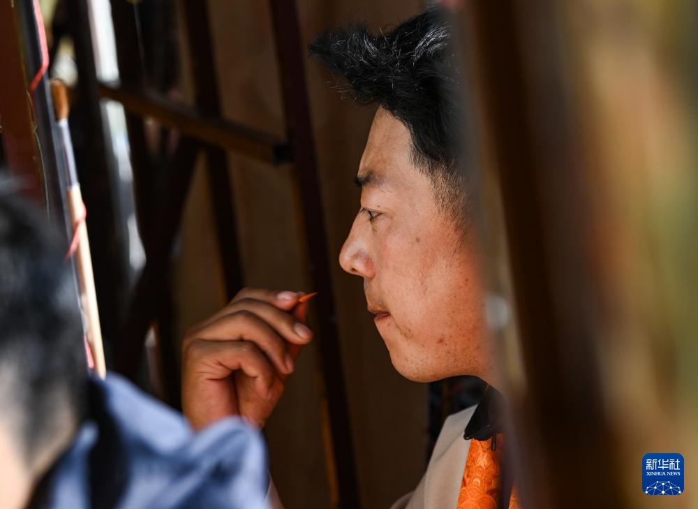 达瓦卓玛结婚照_达瓦卓玛钦乐工坊 四川甘孜藏族自治州德格县麦宿镇 唐卡绘画编织土陶木雕