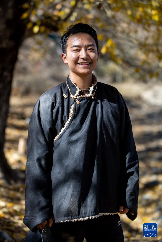 达瓦卓玛结婚照_达瓦卓玛钦乐工坊 四川甘孜藏族自治州德格县麦宿镇 唐卡绘画编织土陶木雕