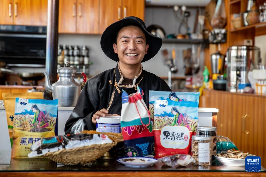 达瓦卓玛结婚照_达瓦卓玛钦乐工坊 四川甘孜藏族自治州德格县麦宿镇 唐卡绘画编织土陶木雕