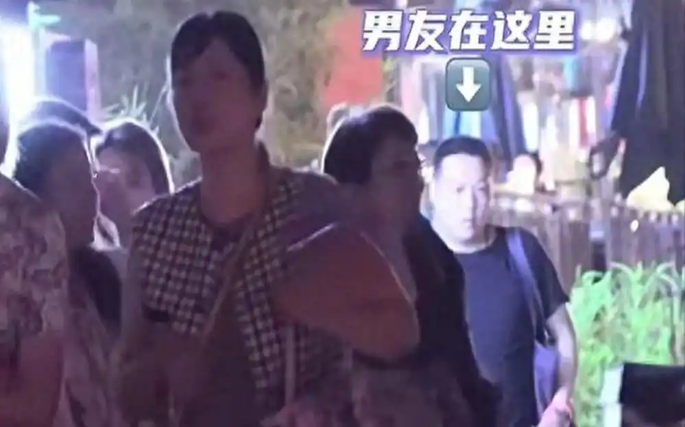 郝蕾邓超\\_郝蕾和好友聚餐_郝蕾现任男友贴心举动