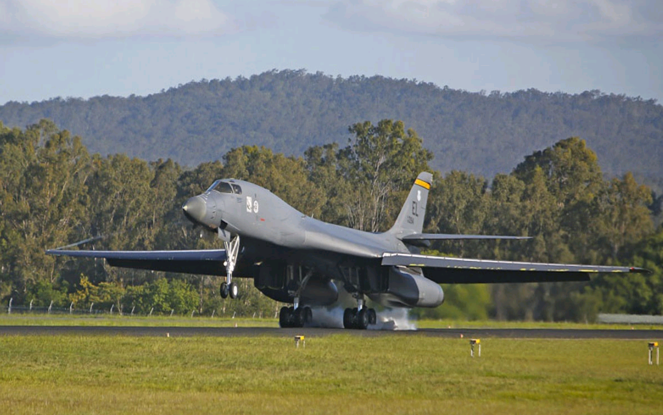 美国B-52轰炸机_世界最大轰炸机排名_战略轰炸机排行榜