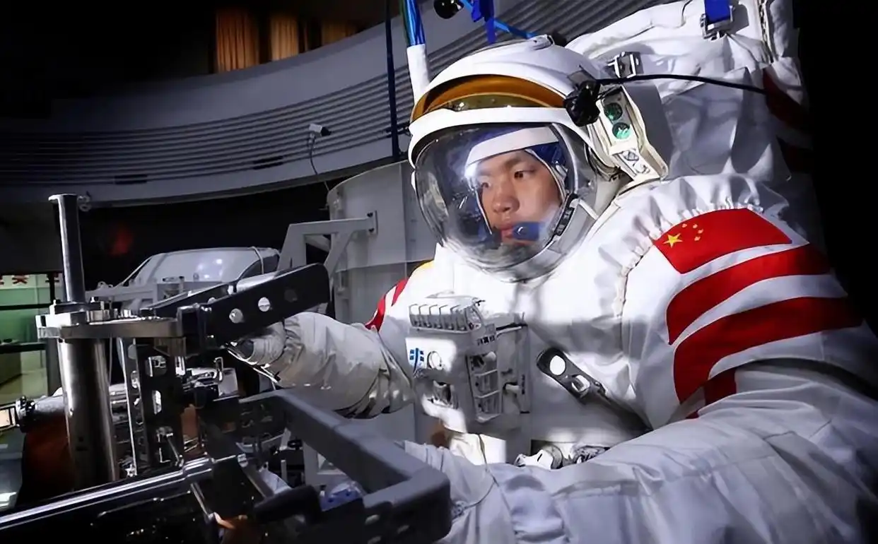 中国空间站卫星封锁_中国 空间站 2026 新华网_星链卫星减轨事件