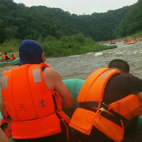 抚顺红河谷漂流图片