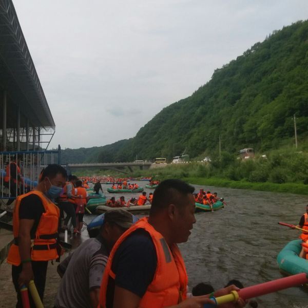 抚顺红河谷漂流图片