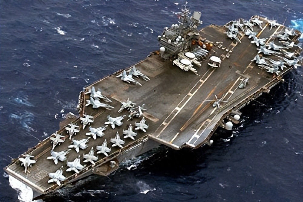 美国尼米兹号航母南海行动_055驱逐舰近距离接触尼米兹号_尼米兹号航空母舰图片