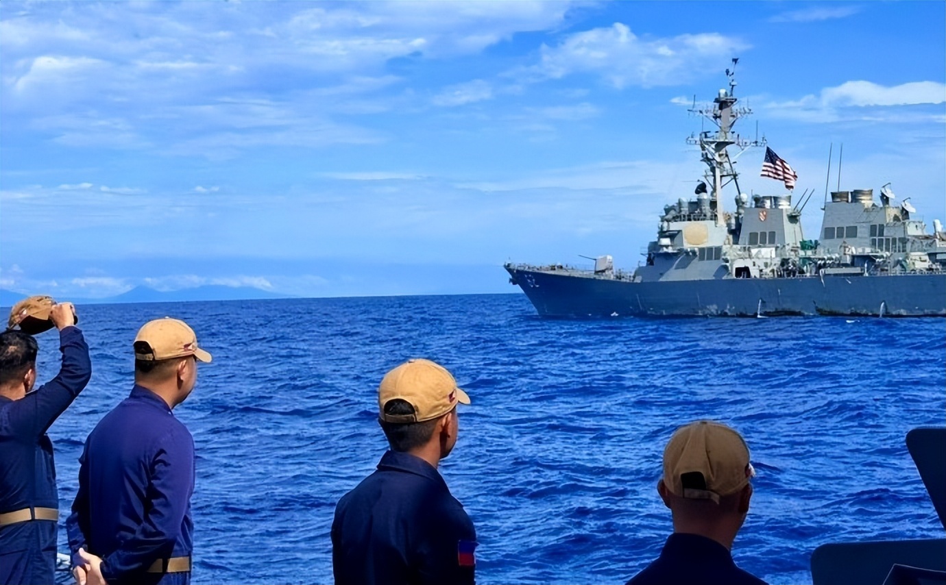 美国尼米兹号航母南海行动_尼米兹号航空母舰图片_055驱逐舰近距离接触尼米兹号