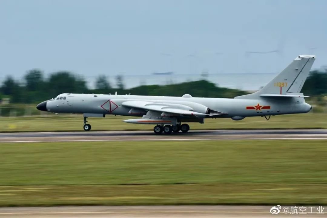 尼米兹号航空母舰图片_055驱逐舰近距离接触尼米兹号_美国尼米兹号航母南海行动