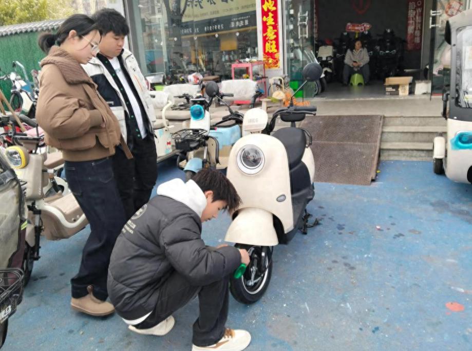 石墨烯电池电动车_石墨烯电池与普通电池区别_更换电动车电池石墨烯电池普通电池