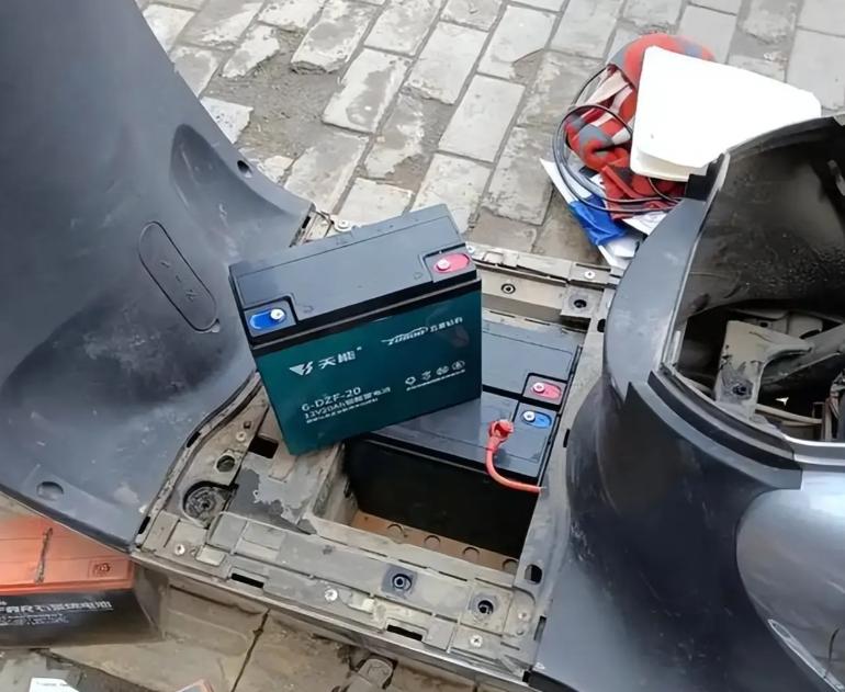 更换电动车电池石墨烯电池普通电池_石墨烯电池电动车_石墨烯电池与普通电池区别