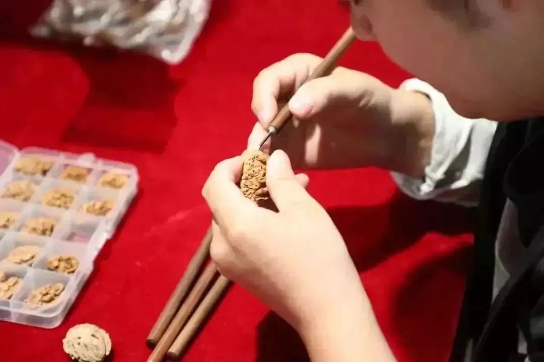 橄榄核 微雕作品 核雕市场_核舟记 王叔远 核雕技艺_橄榄核龙雕