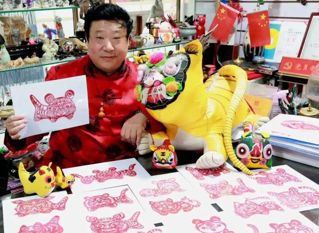 剪纸布老虎教程_婴儿小老虎枕头做法_布老虎剪纸步骤