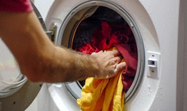 油笔怎么洗掉_洗洁精预处理食盐吸油酒精溶解_去除油渍的顺序和技巧