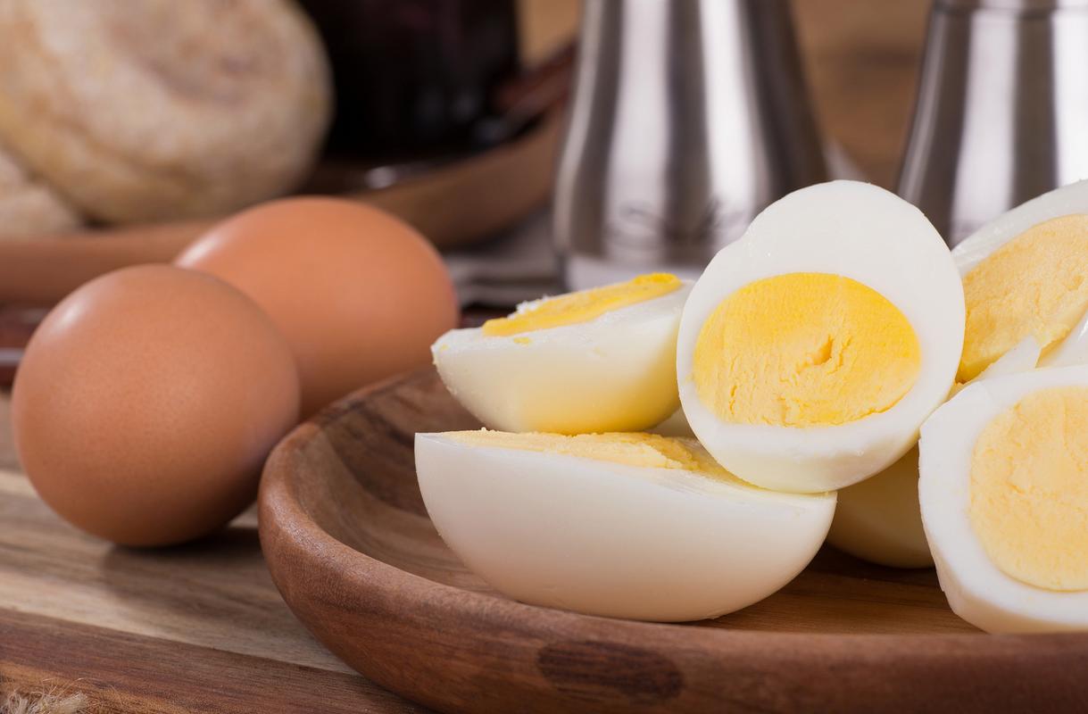 吃鸡蛋胆固醇高吗_鸡蛋对心血管的影响_人体每天需要多少蛋白