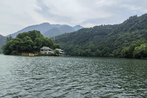 富春江小三峡游船体验_富春江桐庐严子陵钓台一日游_富春江小三峡图片