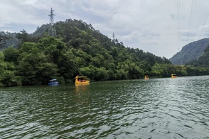 富春江小三峡游船体验_富春江小三峡图片_富春江桐庐严子陵钓台一日游