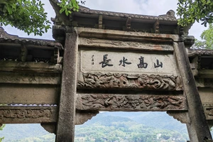 富春江小三峡图片_富春江桐庐严子陵钓台一日游_富春江小三峡游船体验